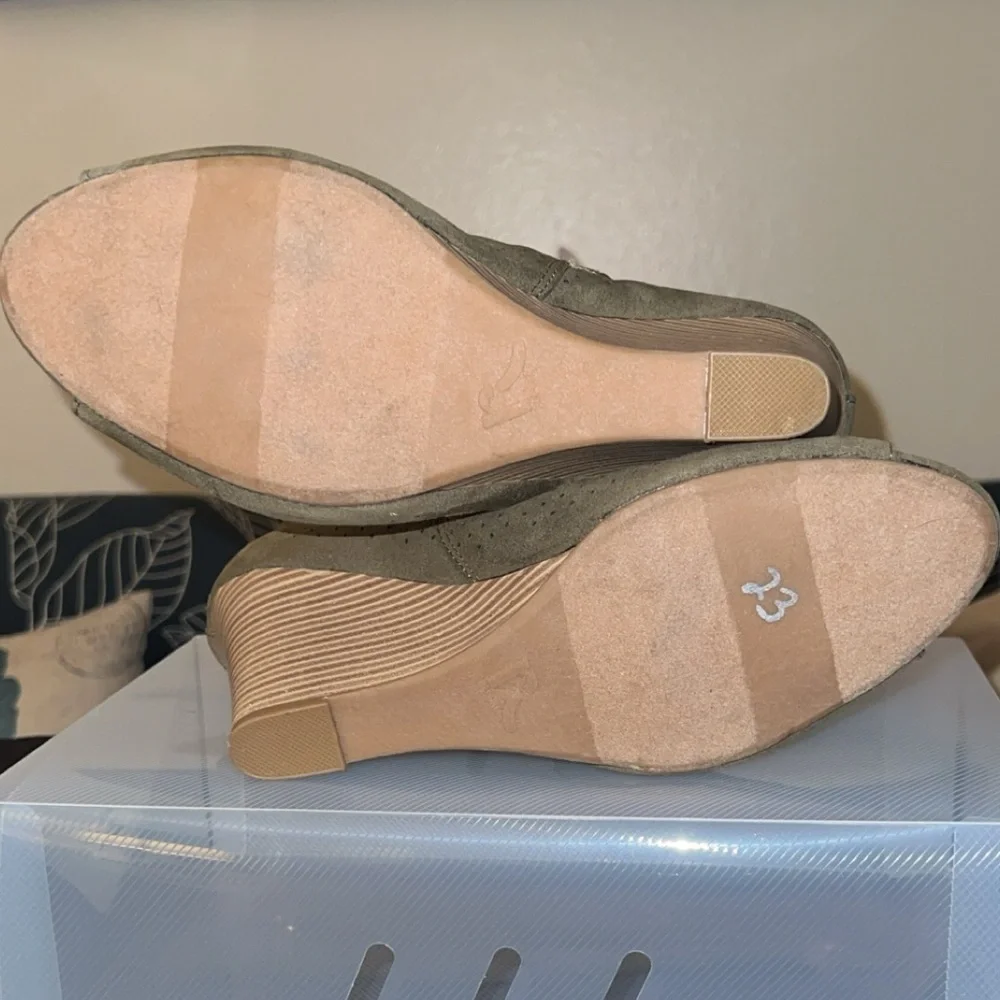 Report- Olive green open toe wedges - Picture 5 of 9